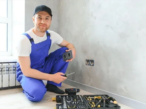 Elektroinstallateur Essen mit Werkzeug in der Hand