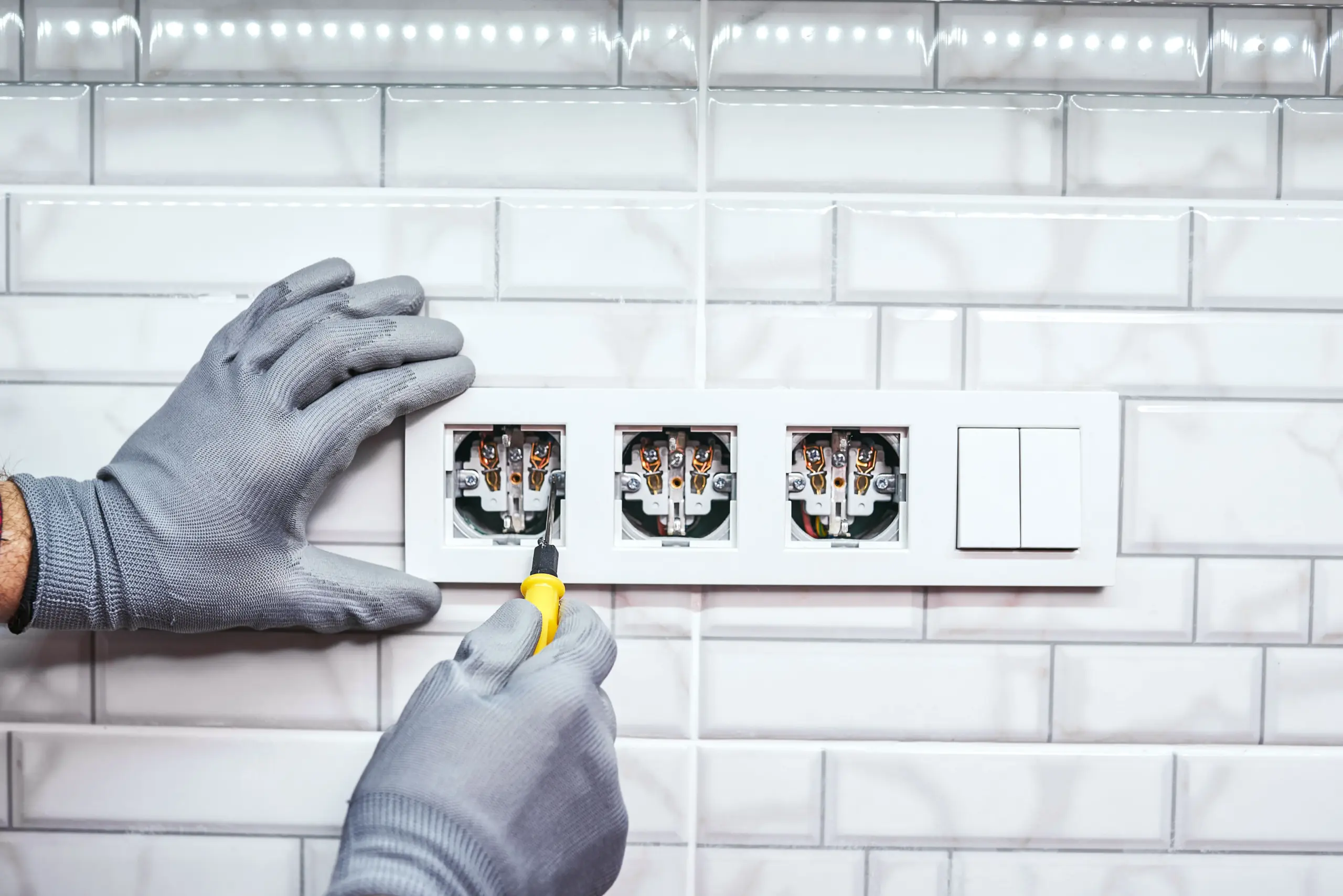 Fachmännisches Steckdose anschließen durch einen Elektriker