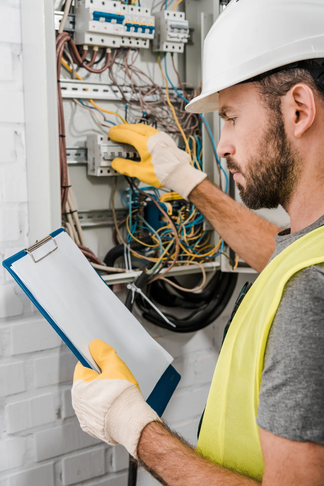 Elektriker bei der Arbeit in Dortmund als Symbolbild für Stundensatz und Einsatzkosten
