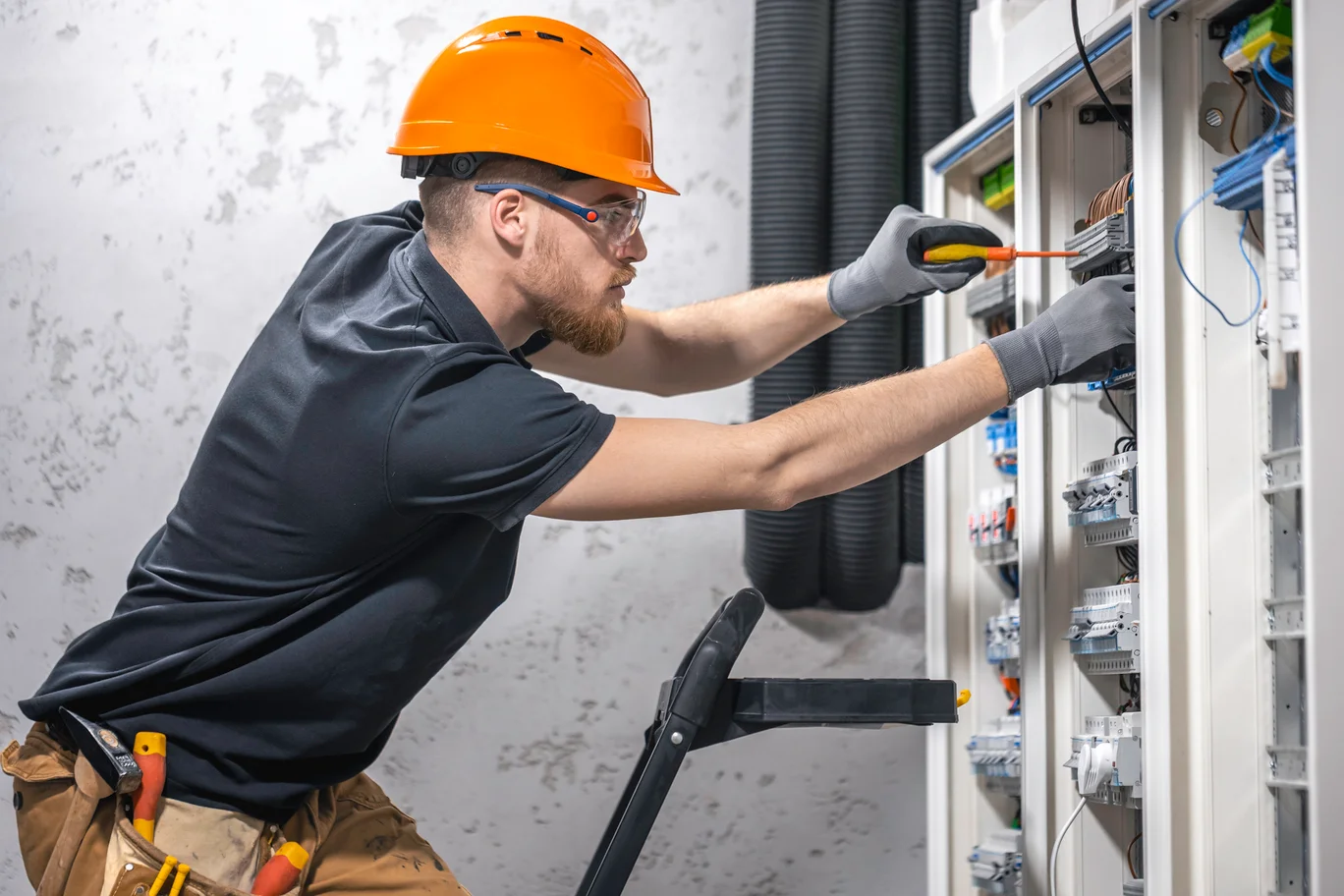 Elektriker mit Fokus auf Prüfung und Leistungsumfang als Symbolbild für Angebot und Kostenvoranschlag
