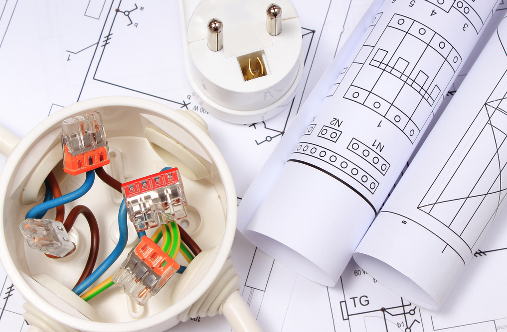 Elektriker plant Elektroinstallation Küche mit Küchenplan und Anschlusspositionen