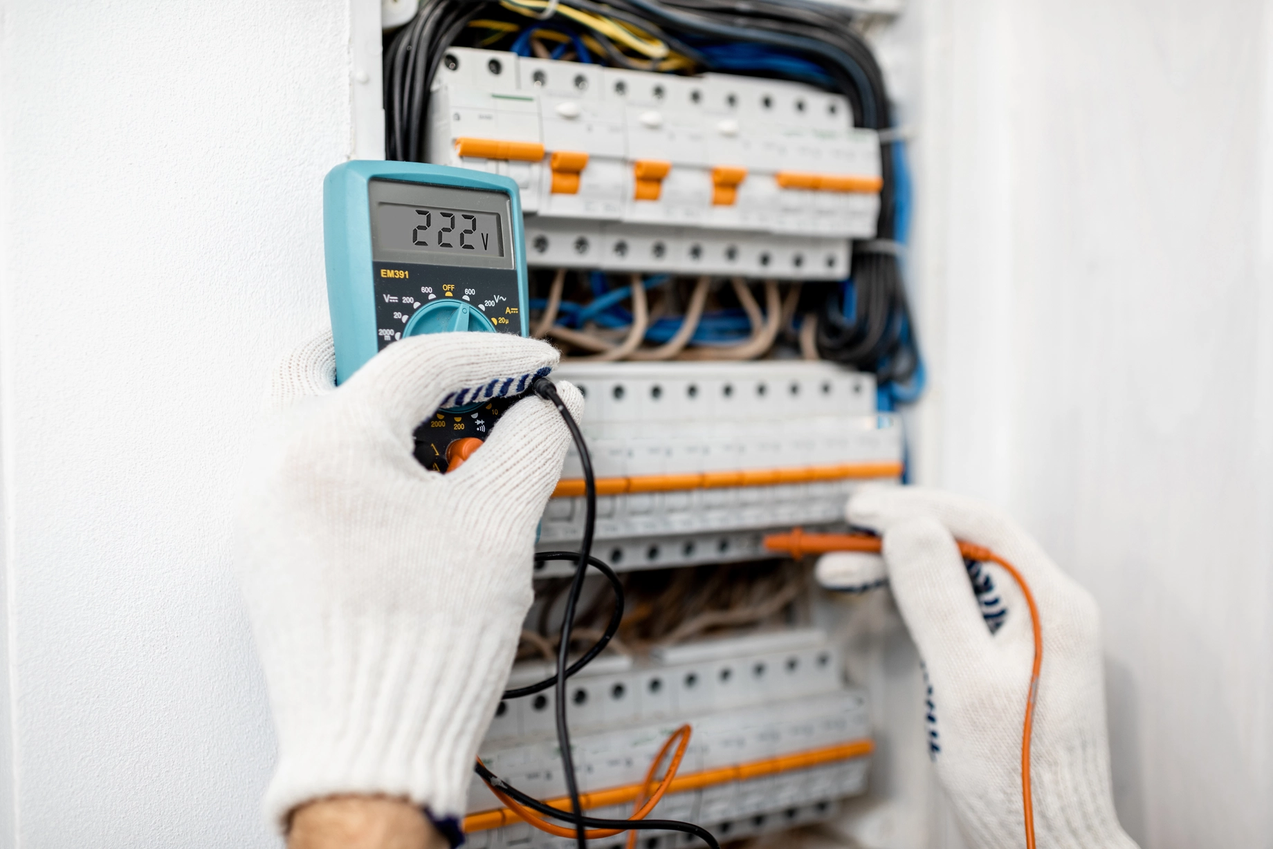 Stromausfall Wohnung – Elektriker prüft Verteiler nach Kurzschluss oder FI-Auslösung