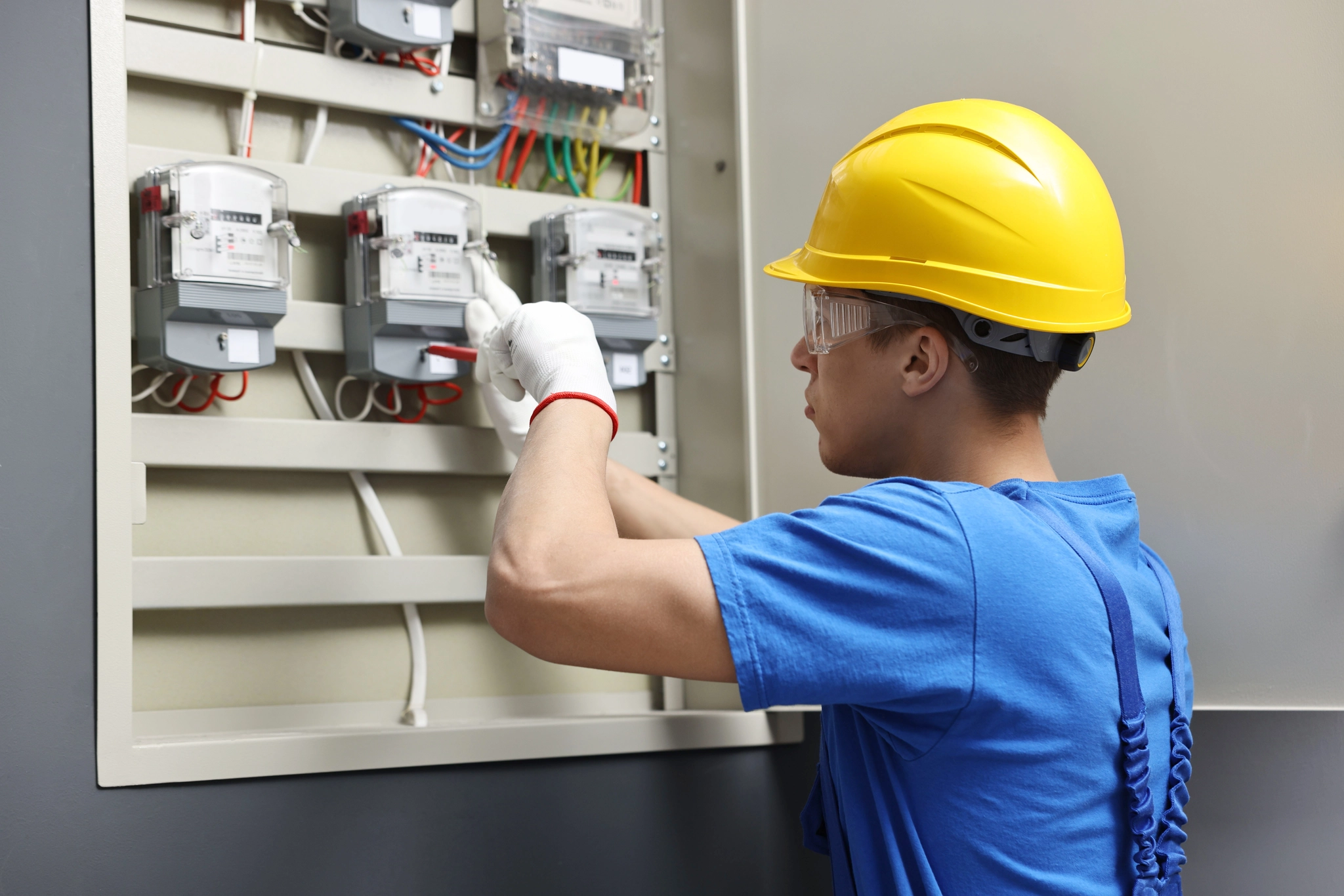 Elektriker begutachtet Zählerschrank und Verteiler, um die Kosten für die Erneuerung einzuschätzen