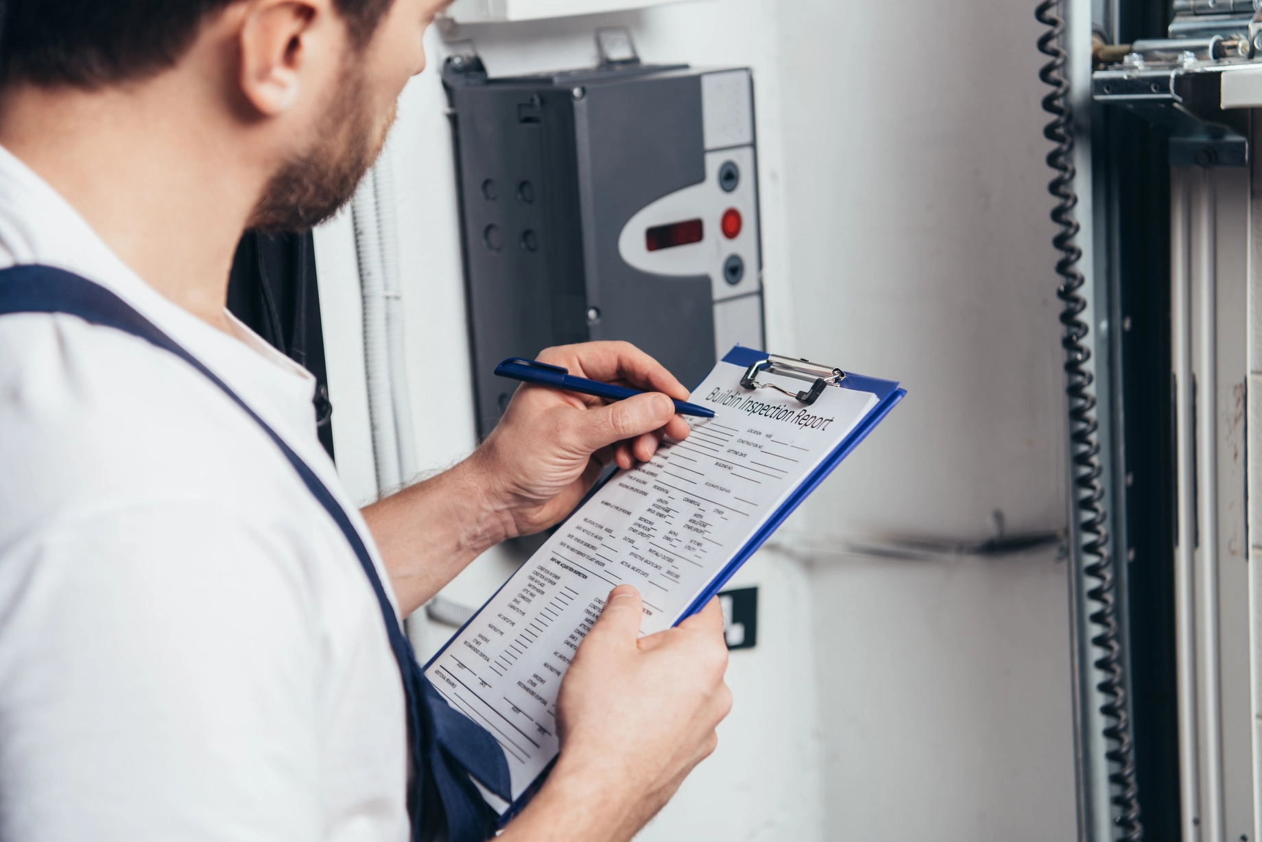 Elektrofachkraft dokumentiert die Ergebnisse der Anlagenprüfung im Prüfprotokoll