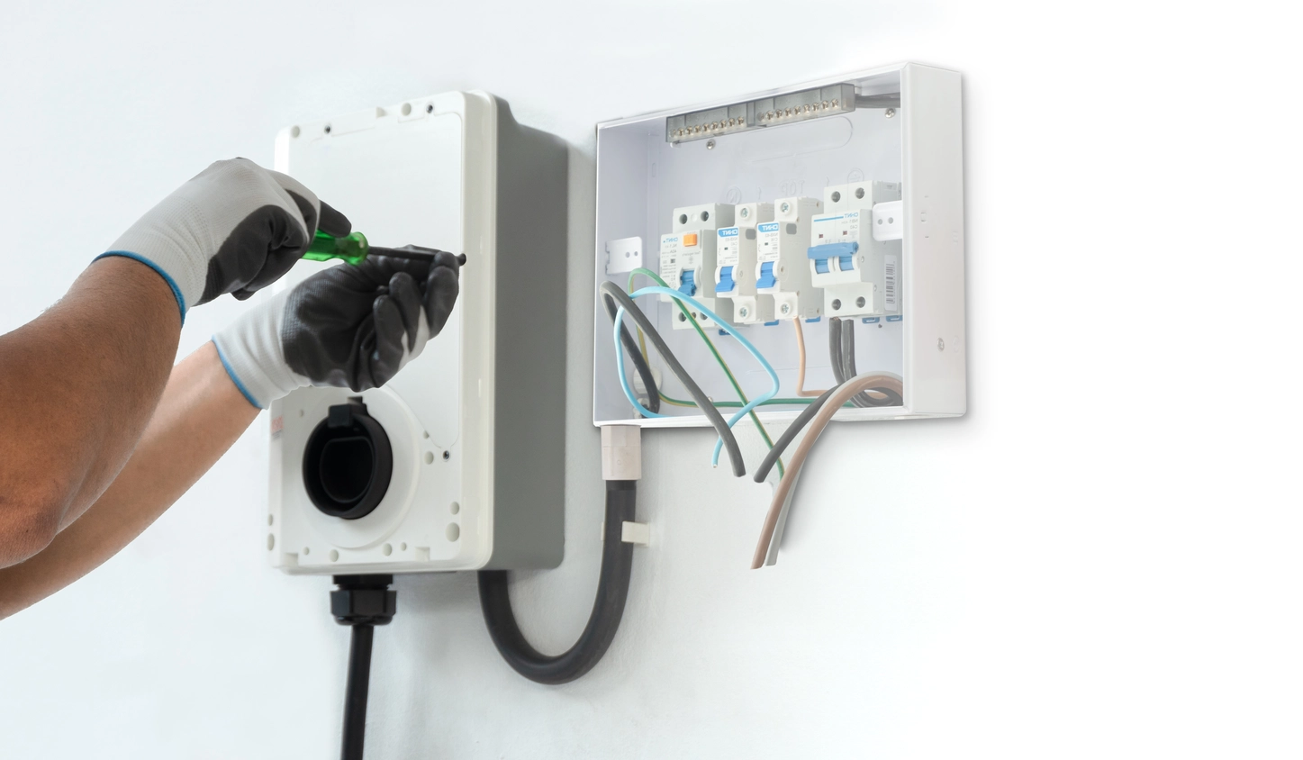 Elektriker installiert eine Wallbox am Haus als typischer Auslöser für die Erneuerungspflicht des Sicherungskastens